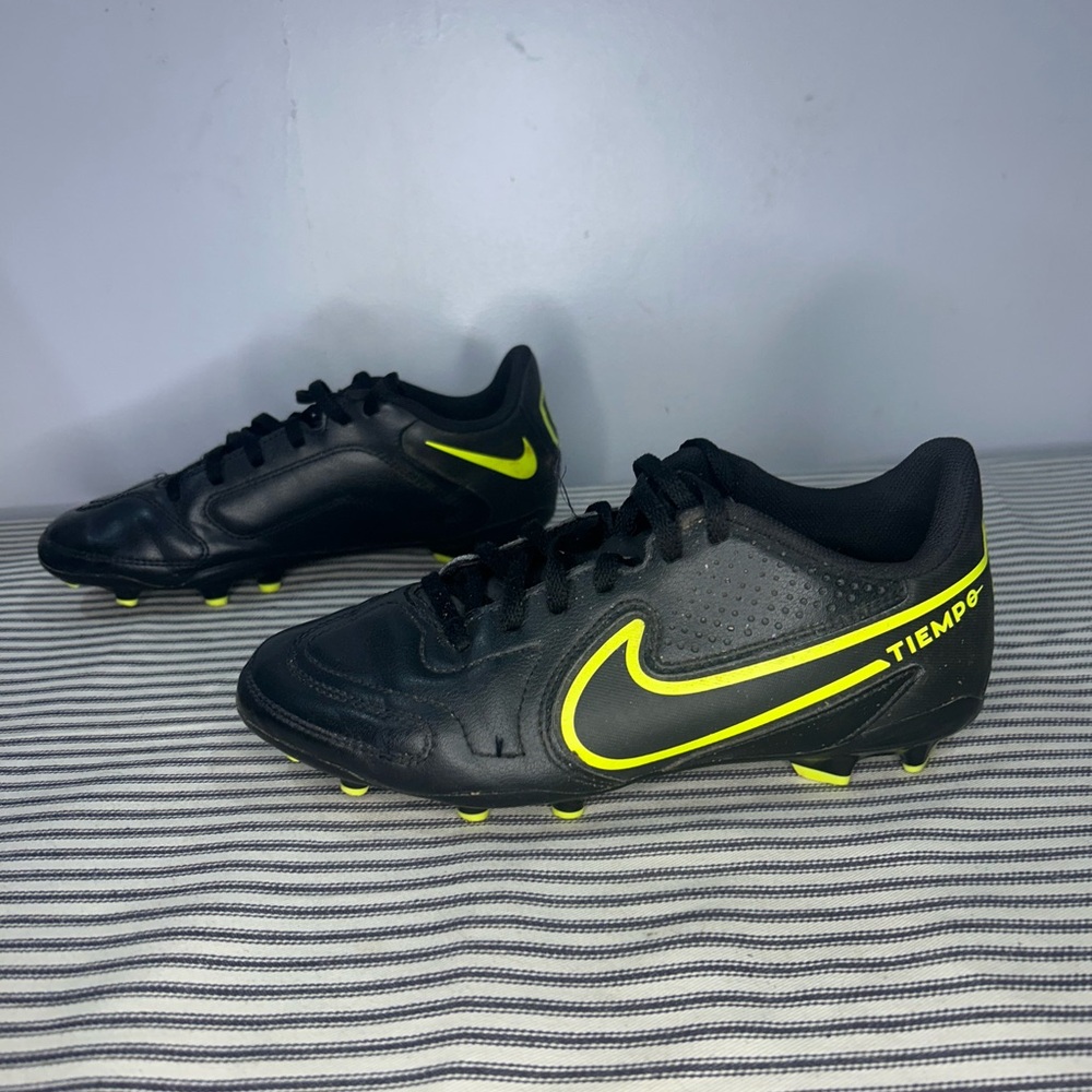 Kids Nike Tiempo Soccer Cleats Size 5Y